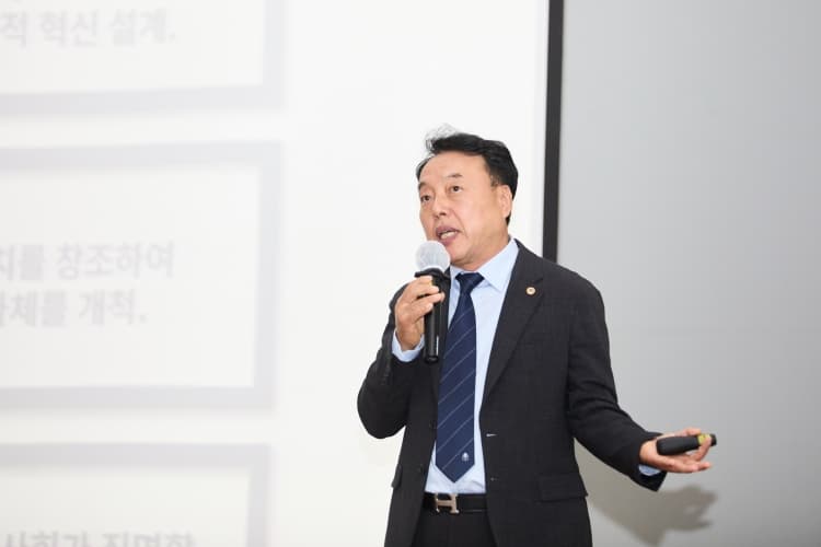 김종우 회장, 모교 CEO 특강 "미래의 결핍을 읽는 사람이 혁신 이끈다"